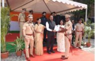 महाराष्ट्र दिनी पालकमंत्री बावनकुळेंनी केला पोलीस अधिकारी व कर्मचाऱ्यांचा सन्मानचिन्ह देऊन सत्कार!