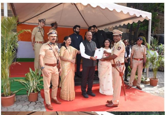 महाराष्ट्र दिनी पालकमंत्री बावनकुळेंनी केला पोलीस अधिकारी व कर्मचाऱ्यांचा सन्मानचिन्ह देऊन सत्कार!