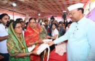 महसूल मंत्री चंद्रशेखर बावनकुळे यांच्या हस्ते जेजुरीत वारकऱ्यांना १५ हजार हायजिन किटचे वाटप