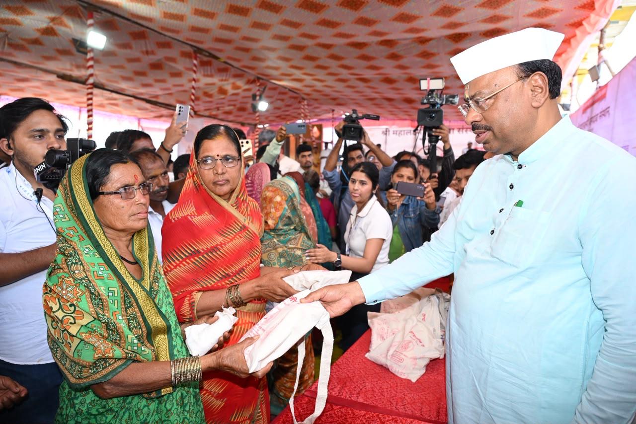महसूल मंत्री चंद्रशेखर बावनकुळे यांच्या हस्ते जेजुरीत वारकऱ्यांना १५ हजार हायजिन किटचे वाटप