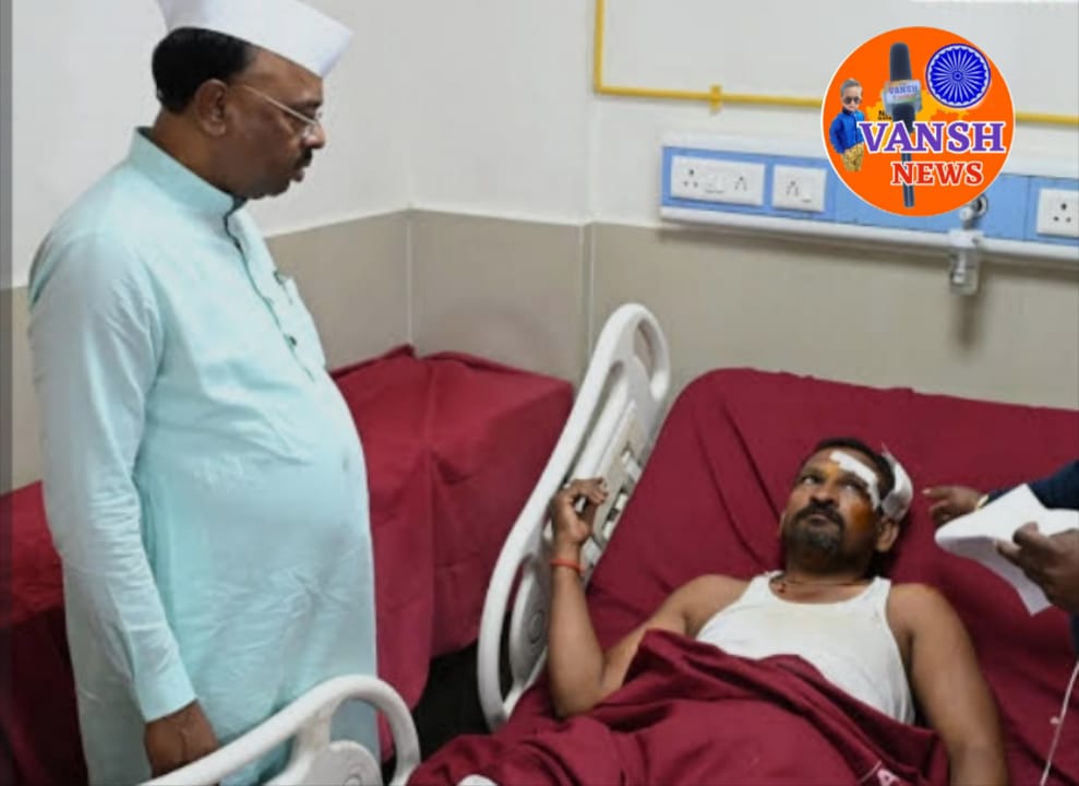 महसूलमंत्री चंद्रशेखर बावनकुळे यांनी घेतली जेजुरी अपघातग्रस्तांची भेट