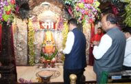 मुख्यमंत्री देवेंद्र फडणवीस यांनी घेतले कोराडीच्या श्री महालक्ष्मी जगदंबेचे दर्शन; शेतकऱ्यांना संकटाशी लढण्याची शक्ती मिळावी, यासाठी देवीचरणी साकडे