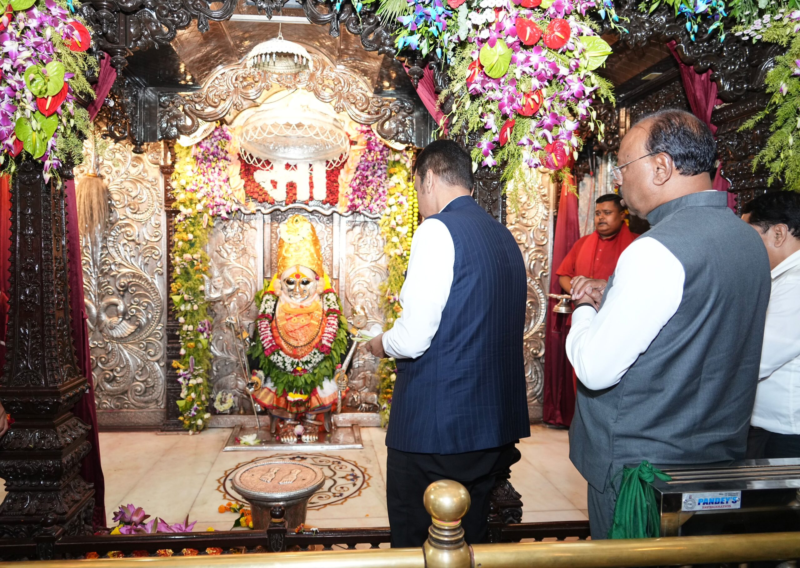 मुख्यमंत्री देवेंद्र फडणवीस यांनी घेतले कोराडीच्या श्री महालक्ष्मी जगदंबेचे दर्शन; शेतकऱ्यांना संकटाशी लढण्याची शक्ती मिळावी, यासाठी देवीचरणी साकडे