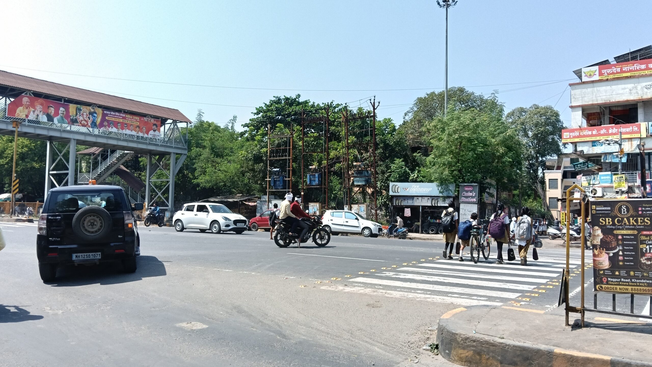 कोराडी-छिंदवाडा हायवेवर 7.5 करोड रुपये खर्च करुन बनवलेले FOB(पादचारी मार्ग) ठरले निरुपयोगी ; राजकीय पक्षांचे बेकायदेशीर बैनर लावण्यासाठी होतो गैरवापर!